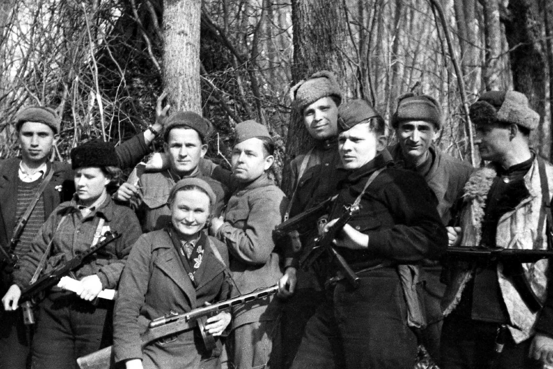 Экспонат #2. Начальник политотдела Н. Луговой с группой партизан. Весна 1943 года